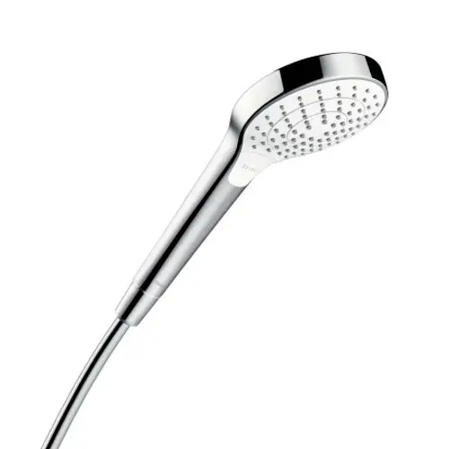 Handbrause mit glänzender chromfarbener Oberfläche und einem runden Kopf, der Wasserstrahlen aus mehreren Düsen abgibt. Produkt von Hansgrohe für die Montage im Badezimmer.